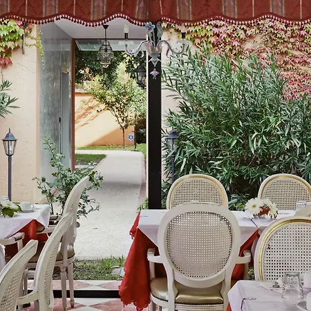 فندق تري آرشي 3*