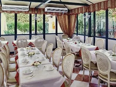 تري آرشي فندق